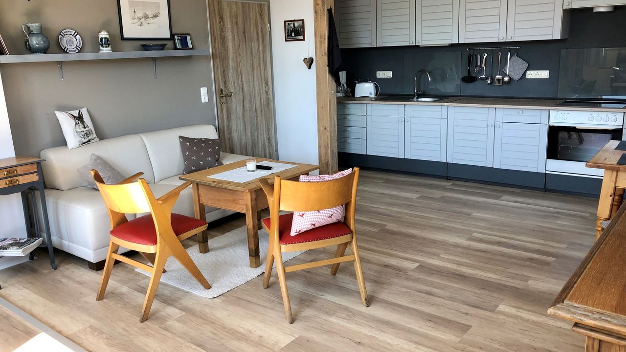 Ferienwohnung Riesenkopf Wohnküche mit Sofa Ferienwohnung Riesenkopf Wohnküche mit Sofa